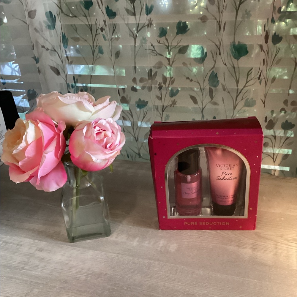 Victoria's Secret Pure Seduction Set in Red